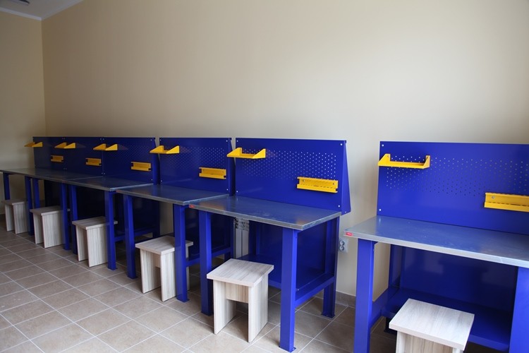 Верстак-стол бестумбовый ВП-1 с экраном купить в Краснодаре Верстак-стол бестумбовый ВП-1 с экраном купить в Краснодаре